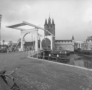 BE-2455 Zierikzee. Zuidhavenpoort met op de voorgrond de Zuidhavenpoortbrug over de Nieuwe Haven/Vissershaven.