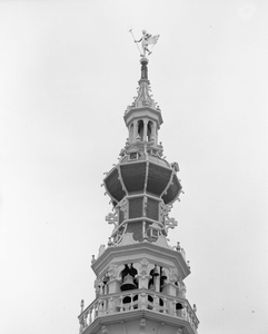 BE-2474 Zierikzee. Meelstraat. Toren van het stadhuis, met daarin het stadscarillon. Op de toren de zeegod Neptunus met ...