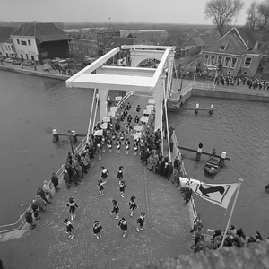 BE-2498 Zierikzee. Nieuwe Haven/Vissershaven. Ingebruikname van de opgeknapte monumentale Zuidhavenpoortbrug, gezien ...