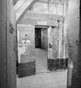 BE-2586 Zierikzee. Mol. 's Gravensteen. Interieur voormalige stadsgevangenis met houten celwanden waarin gevangen ...
