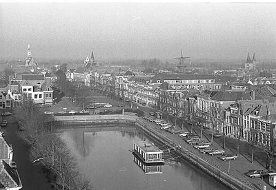 BE-2689 Zierikzee. Oude Haven, Havenpark en Havenplein gezien vanaf de Zuidhavenpoort.