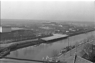 BE-2690 Zierikzee. Nieuwe Haven en Vissersdijk, gezien vanaf de Zuidhavenpoort. op de achtergrond het industrieterrein ...
