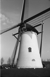 BE-2755 Nieuwerkerk Korenmolen 't Hert. Deze molen wordt draaiende gehouden door molenaar D. Haak en zijn zoon.
