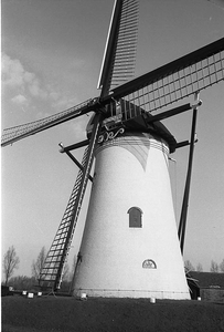 BE-2756 Nieuwerkerk Korenmolen 't Hert. Deze molen wordt draaiende gehouden door molenaar D. Haak en zijn zoon.