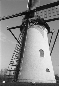 BE-2757 Nieuwerkerk Korenmolen 't Hert. Deze molen wordt draaiende gehouden door molenaar D. Haak en zijn zoon.