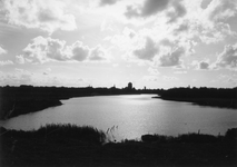 BE-2826 Zierikzee. Stad, gezien over het Kaaskenswater, gelegen aan de noordzijde van Zierikzee.