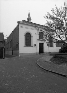 JVH-0002 Zierikzee. Hoge Molenstraat. De uit 1768 daterende Rooms-katholieke 'Sint Willibrorduskerk'. De kerk mocht ...