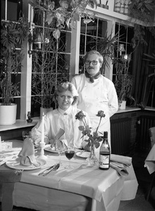 JVH-0009 Serooskerke. Dorpsplein. Restaurant 'De Waag'. Eigenaar (en kok) Co Simmers en zijn vrouw Marian.