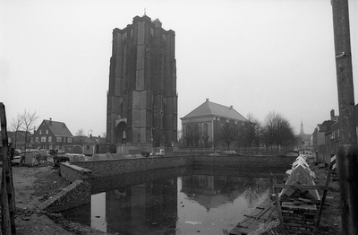 JVH-0012 Zierikzee. Weststraat/Balie. Varreput tijdens restauratie. Op de achtergrond de Sint Lievens Monstertoren en ...