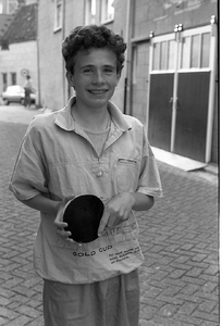 JVH-0047 Zierikzee. Sint Domusstraat. Paul de Graaf (13 jaar), lid van de Zierikzeese tafeltennisvereniging 'Scaldina'.