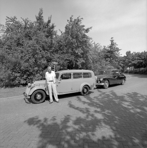 JVH-0061 Zierikzee. Locatie onbekend. Jan Koevoets met zijn oldtimers. De achterste wagen is een Daimler Majestic Major ...