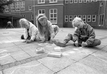 JVH-0080 Zierikzee. Manhuisstraat. Plein van het voormalige HBS schoolgebouw. Op initiatief van buurt- en clubhuiswerk ...