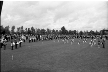 JVH-0189 Zonnemaire. Tuinweg. Sportveld. Muziekkorps en majoretten opgesteld tijdens het Eilandelijk Muziekfestival ter ...