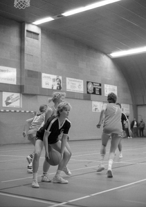 JVH-0234 Zierikzee. Groene Weegje. Sporthal Onderdak. Spelers van het vrouwenbasketbalteam MEVO´80 in hun ...