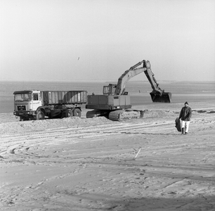 JVH-0249 Scharendijke. Brouwersdam. Een kraanwagen en vrachtwagen verwijderden de olieplakken van het Noordzeestrand, ...