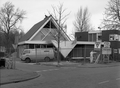 JVH-0283 Burgh-Haamstede. Noordstraat. De bouw van het nieuwe VVV kantoor nam steeds vastere vorm aan. Het pand werd ...