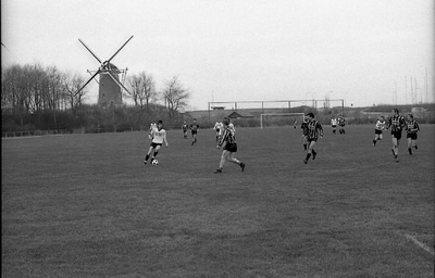 JVH-0298 Brouwershaven. Noorddijk. Sportpark 'Onder de molen'. Speelmoment uit de voetbalwedstrijd ASV ...