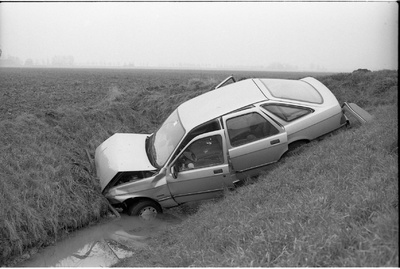 JVH-0773 Schuddebeurs. Kloosterweg. Beeld van eenzijdig ongeval waarbij een Ford Sierra in de sloot terecht komt.