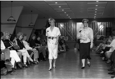 JVH-0831 Zierikzee. Hoge Molenstraat. Graanbeurs. Modeshow, georganiseerd door 'Agnes Mode'.