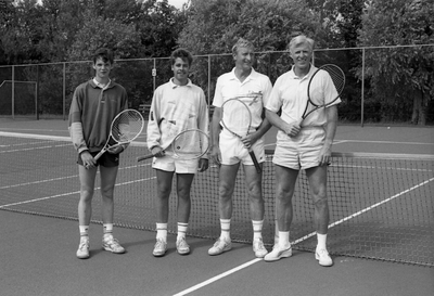 JVH-0858 Burgh-Haamstede. Duinwegje. Banen van Tennisvereniging Westerschouwen. Duo tennistoernooi. René ...