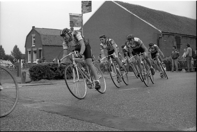 JVH-0862 Bruinisse. Dorpsweg. Moment tijdens de 'Ronde van Bru'. Winnaar wordt Fred van Son. Op de achtergrond de oude ...