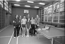 JVH-0982 Zierikzee. Raamstraat. Gymnastiekzaal. Spelers van tafeltennisvereniging Scaldina die succesvol waren in de ...