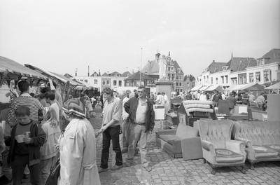 JVH-1003 Brouwershaven. Markt. Rommelmarkt georganiseerd door de Brouwse openbare basisschool De Schoener.
