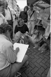 JVH-1020 Zierikzee. Havenplein. Tekenaar portretteert een Lassiehond tijdens de Toeristendag