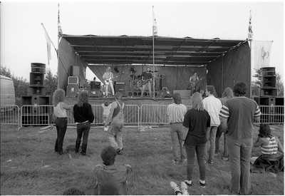 JVH-1043 Scharendijke. Elkerzeeseweg. Op het terrein bij jeugdsoos Trace wordt een openlucht Bluesfestival gehouden. ...