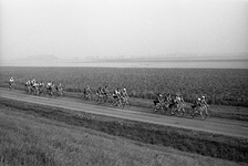 JVH-1045 Renesse. Kuijerdamseweg. Vanuit Renesse rijden ruim 50 deelnemers de wielertoertocht naar de Brouwersdam. De ...