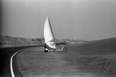 JVH-1057 Brouwersdam zeezijde. Windsurfkarretje.