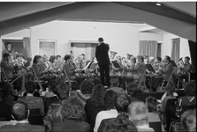 JVH-1095 Zonnemaire. I.M. van der Bijlstraat. Dorpshuis. Jaaruitvoering muziekvereniging Nut en Uitspanning ; op de ...