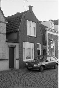 JVH-1131 Brouwershaven. Haven zz. Pand van P.C. van Grunsven, dat door de gemeente Brouwershaven voor 96.000 gulden ...