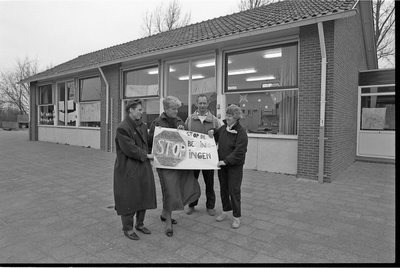 JVH-1145 Dreischor. Nieuwe Schoolstraat. Openbare basischool De Klimop. Protest tegen bezuinigingen in het ...