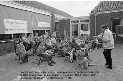 JVH-1158 Zonnemaire. I.M. van der Bijlstraat. Christelijk Nationale basisschool De Zonnewijzer. Onderwijzeres Anja van ...