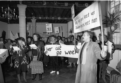 JVH-1163 Zierikzee Vierschaar stadhuis Meelstraat Leerlingen van het volwassenenonderwijs protesteren tegen de ...
