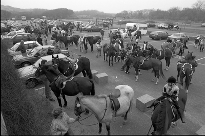 JVH-1173 Burgh-Haamstede. Parkeerterrein Adriaan van der Weijdeweg. 62 paardrijders deden mee aan het Strao ...