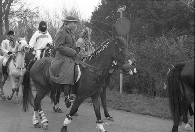 JVH-1187 Westenschouwen. Kampweg. 62 paardrijders deden mee aan het Strao Burgh-Haamstede. De versierde paarden werden ...