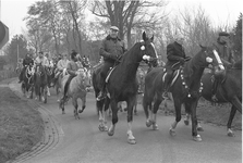 JVH-1188 Burgh-Haamstede. Locatie onbekend. 62 paardrijders deden mee aan het Strao Burgh-Haamstede. De versierde ...