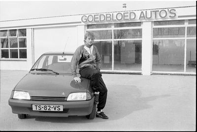 JVH-1316 Zierikzee. Oudeweg. Autobedrijf Goedbloed Auto's . Fred Kramer, van Dansschool Kramer, poseert voor een ...