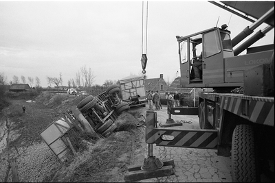 JVH-1332 Zonnemaire. Rietdijk. Vrachtwagen met twee-assige aanhangwagen (waarin 45 ton aardappelen) kantelt en schuift ...