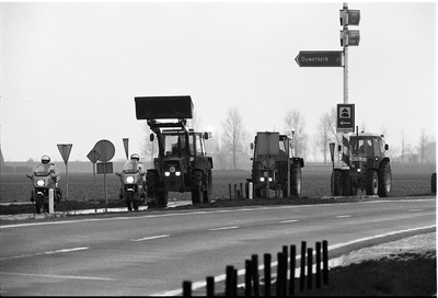 JVH-1347 Zierikzee. Rijksweg N59/Havenplein. Schouwse boeren rijden op hun tractoren naar het centrum van Zierikzee, om ...