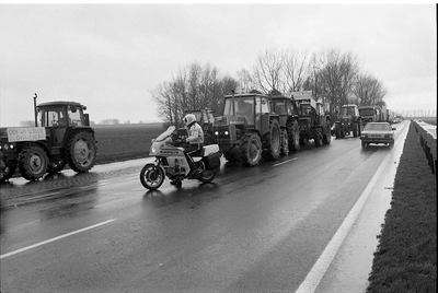 JVH-1355 Omgeving Zierikzee. Rijksweg (N 59). Schouwse boeren rijden op hun tractoren naar het centrum van Zierikzee, ...