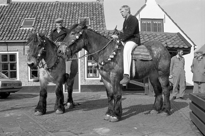 JVH-1359 Ellemeet. Dorpsplein. Strao. De versierde paarden worden gekeurd door Lieneke Horst, Jacqueline Plaisier, ...