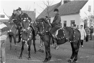 JVH-1361 Ellemeet. Dorpsplein. Straoviering. De versierde paarden worden gekeurd door Lieneke Horst, Jacqueline ...
