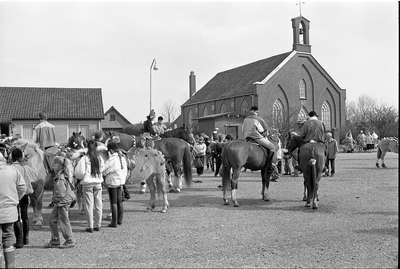 JVH-1385 Scharendijke. Dijkstraat (Zwarte Plein). Deelnemers aan het Straofeest. Op de achtergrond de Gereformeerde kerk.