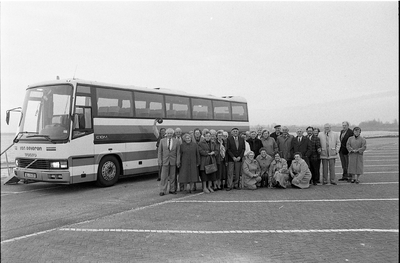 JVH-1443 Bruinisse. Grevelingendam. Vertrek Nieuwsbodereis naar het Duitse Hamel n: deelnemers poseren voor de bus.