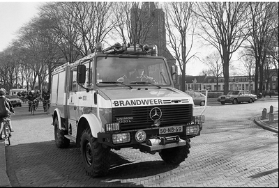 JVH-1453 Renesse. Hogezoom. Brandweerlieden helpen collega brandweerman G. van Soelen om 200 huurfietsen te 'verhuizen' ...