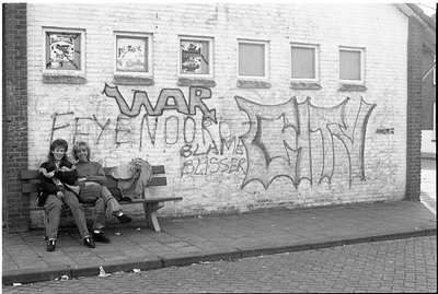 JVH-1478 Oosterland. Koninginneplein. Wijkgebouw. Kruisvereniging Schouwen-Duiveland ergert zich aan de graffiti op het ...