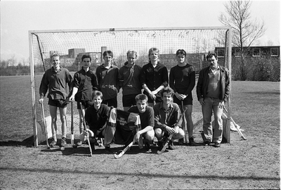 JVH-1554 Zierikzee. Banninklaan. Zierikzeese Hockeyclub Schouwen-Duiveland. Eerste herenteam HSD, personen onbekend.